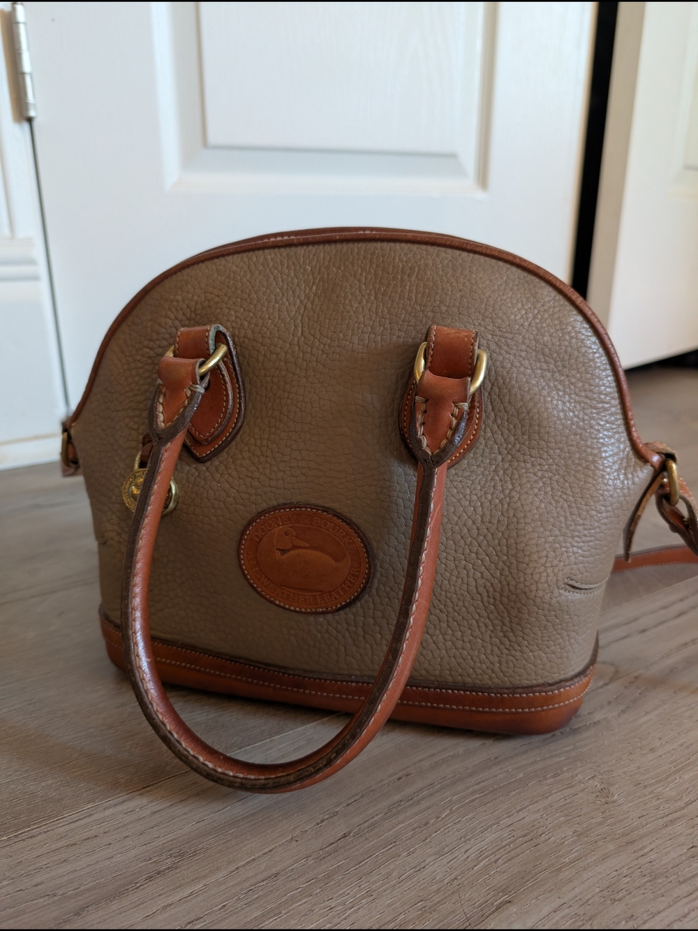 ✨ Vintage Dooney & Bourke Taupe and Brown Pebble Leather Dome Satchel - Picture 2 of 16